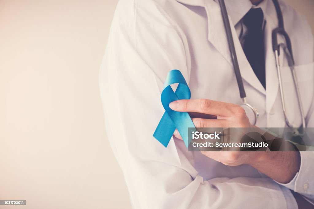 Docteur mains tenant Light blue ribbon, sensibilisation au Cancer de la Prostate - Photo de Novembre libre de droits