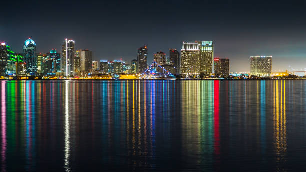 san diego dowtown horizonte, reflexos de água à noite - san diego california skyline san diego bay panoramic - fotografias e filmes do acervo