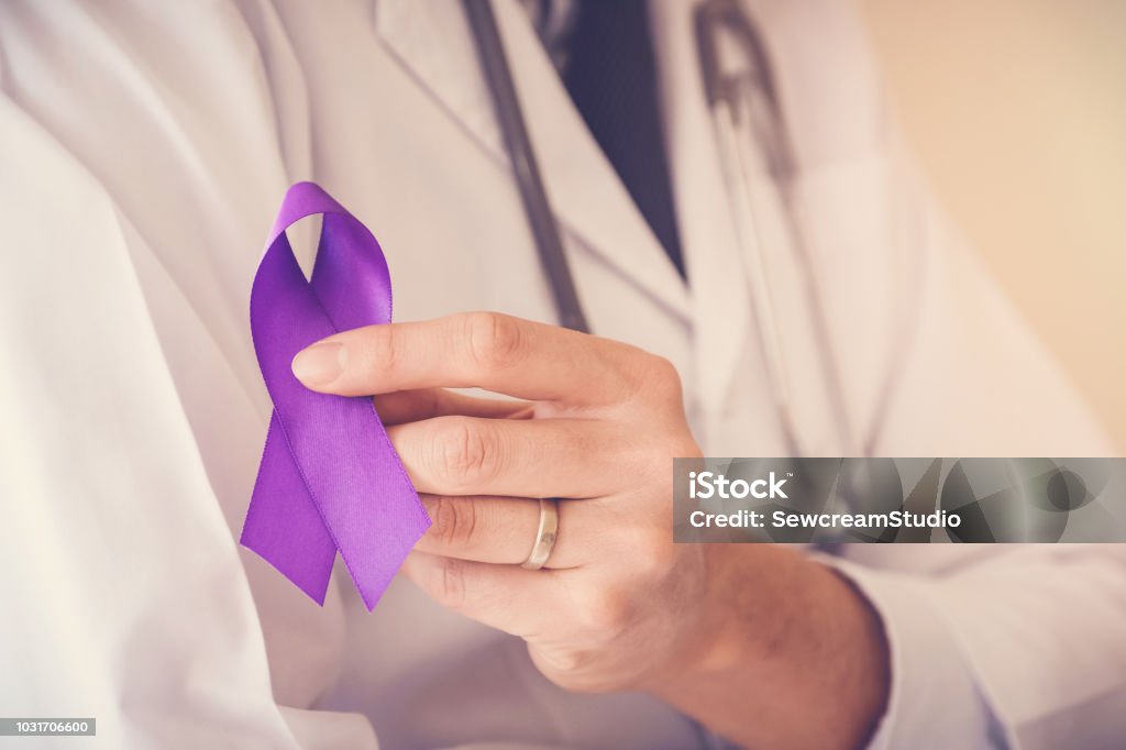 의사가 손을 들고 보라색 리본, Alzheimer 질병, 간 질 인식 - 로열티 프리 전신홍반루푸스 스톡 사진