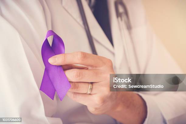 의사가 손을 들고 보라색 리본 Alzheimer 질병 간 질 인식 전신홍반루푸스에 대한 스톡 사진 및 기타 이미지 - 전신홍반루푸스, 췌장암, 리본