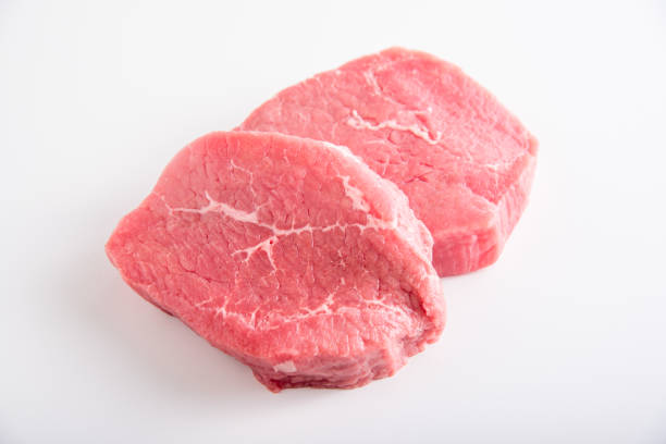 孤立した牛肉、ラウンドの目 - veal meat raw steak ストックフォトと画像