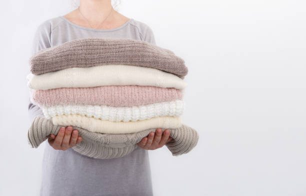 pile de pulls en tricot confortable - pull cachemire femme photos et images de collection