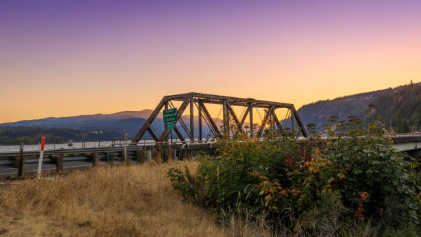Underwood bridge over Columbia River, Oregon state at sunset Hood River, Oregon - Underwood bridge over Columbia River, Oregon state at sunset mclean county stock pictures, royalty-free photos & images