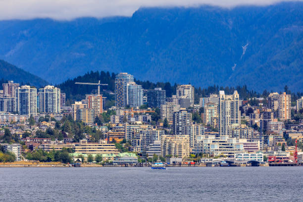 skyline de vancouver north shore et front de mer avec la grouse mountain en colombie-britannique canada - district of north vancouver photos et images de collection