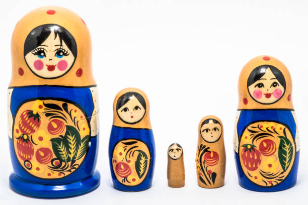 : russische matrjoschka auf weißem hintergrund. - russian nesting doll small group of objects wood doll stock-fotos und bilder