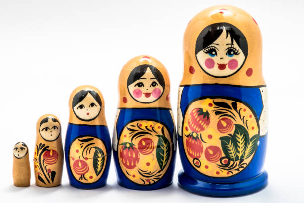 : russische matrjoschka auf weißem hintergrund. - russian nesting doll small group of objects wood doll stock-fotos und bilder