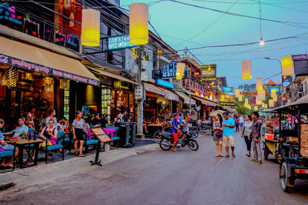 pessoas aprisionadas no pub street em siem reap camboja - siem riep - fotografias e filmes do acervo