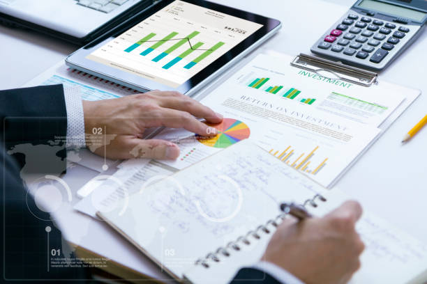 istock Investment risk management and returning on investment analysis 1031795364