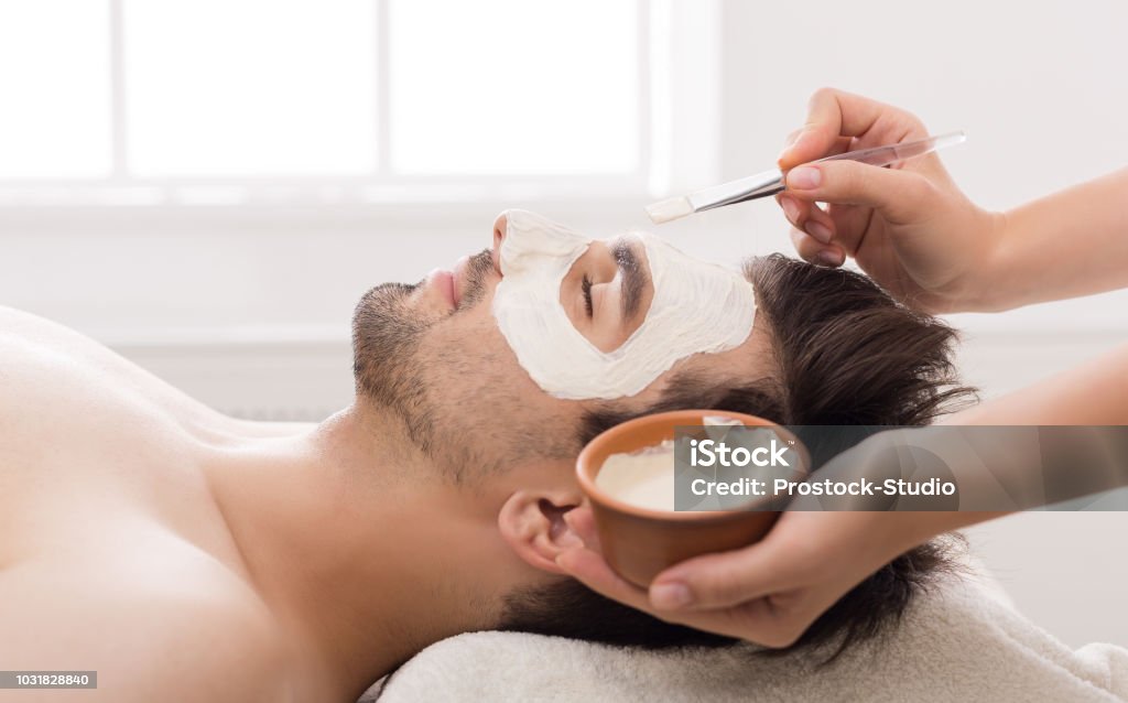 L’homme se masque nourrissant au salon spa - Photo de Masque de beauté libre de droits