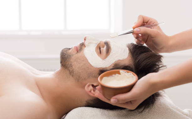 l’homme se masque nourrissant au salon spa - close up human eye photography color image photos et images de collection