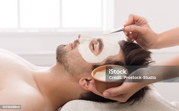 Photo libre de droit de Lhomme Se Masque Nourrissant Au Salon Spa banque d'images et plus d'images libres de droit de Masque de beauté - Masque de beauté, Hommes, Spa