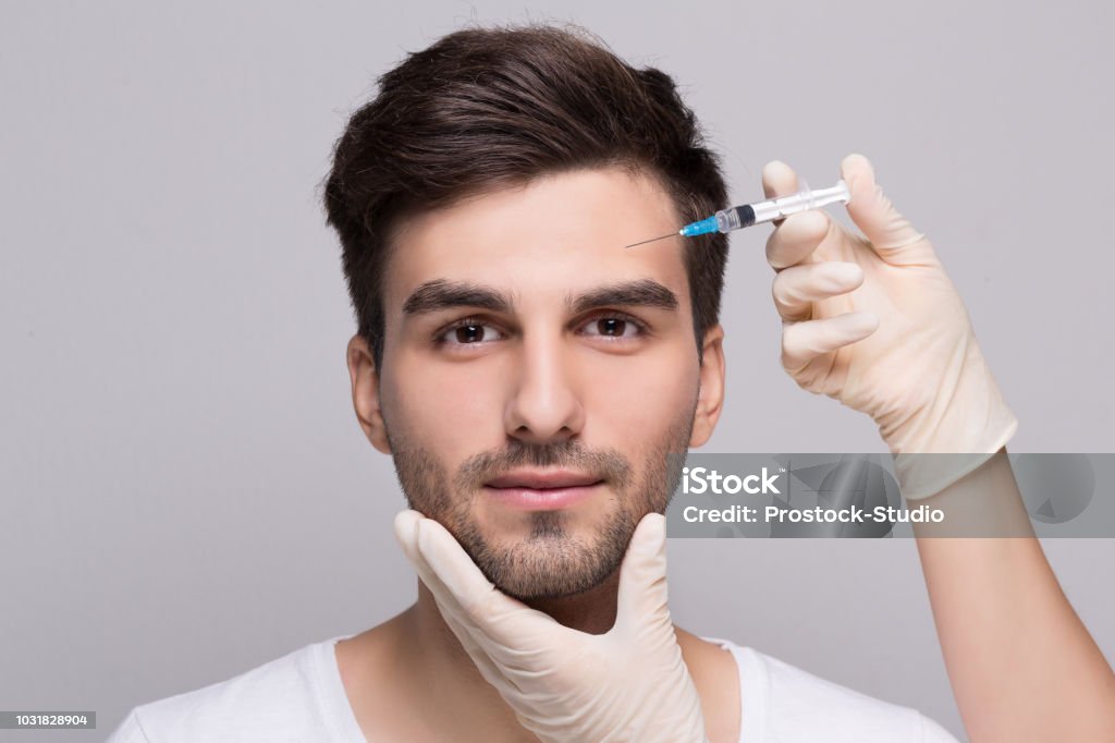 Injection de remplissage pour visage masculin en clinique de beauté - Photo de Hommes libre de droits