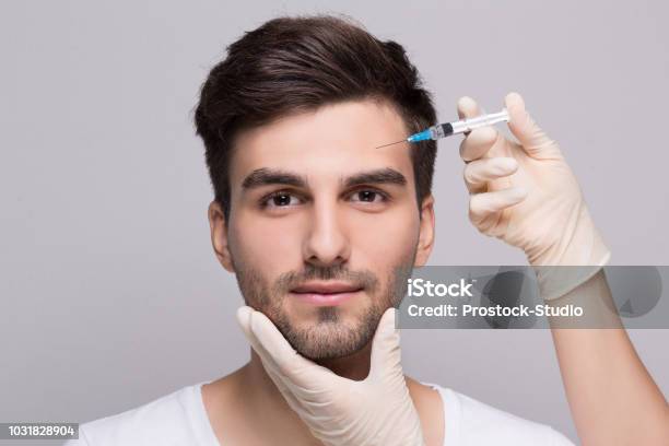 Photo libre de droit de Injection De Remplissage Pour Visage Masculin En Clinique De Beauté banque d'images et plus d'images libres de droit de Hommes