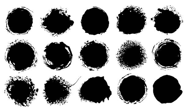 капля чернил или масла. забрызганные пятна краски, брызги, падение черной жидкости. элемент дизайна для баннера. абстрактная иллюстрация с � - blob splattered ink spray stock illustrations