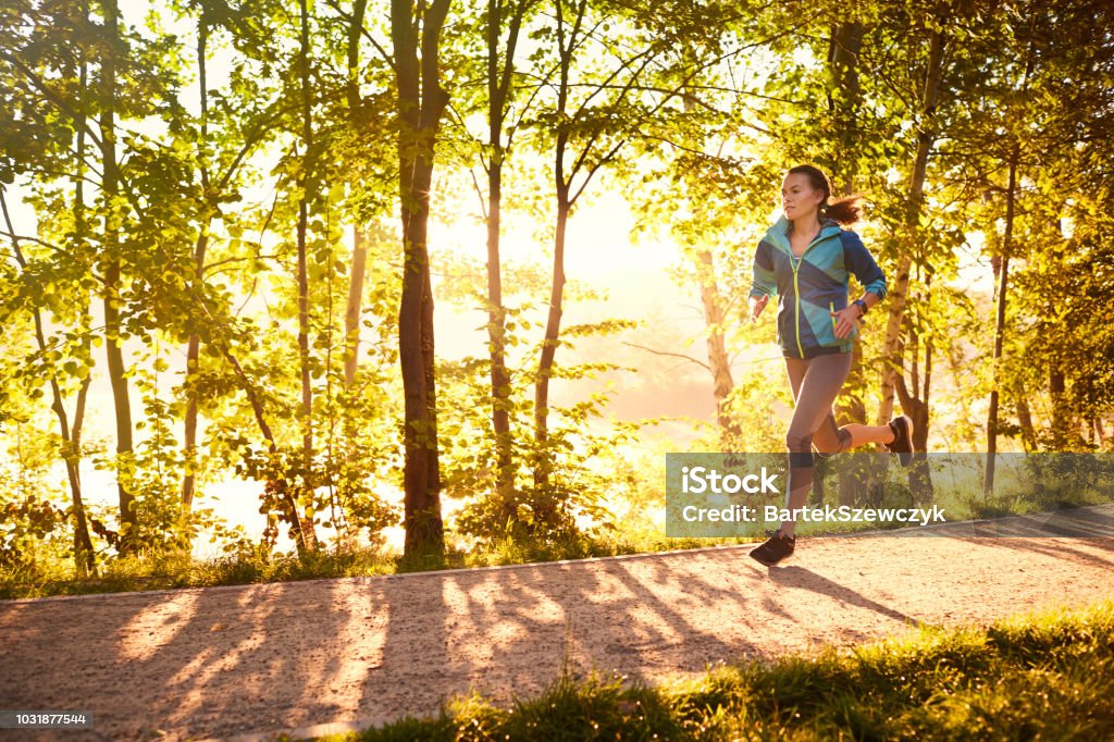 Fit Frau läuft am Morgen - Lizenzfrei Rennen - Körperliche Aktivität Stock-Foto