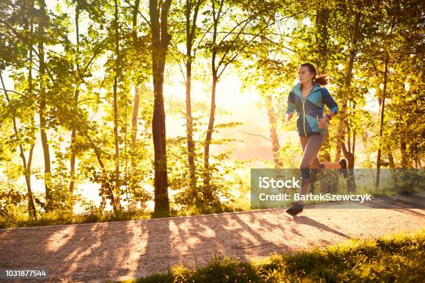 Fit Frau Läuft Am Morgen Stockfoto und mehr Bilder von Rennen - Körperliche Aktivität - Rennen - Körperliche Aktivität, Joggen, Herbst