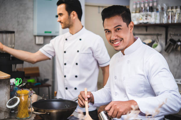 พ่อครัวเตรียมอาหารในห้องครัวของร้านอาหาร