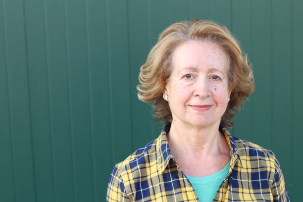 vijftig jaar oude vrouw close-up met kopie ruimte - 60 69 jaar fotos stockfoto's en -beelden