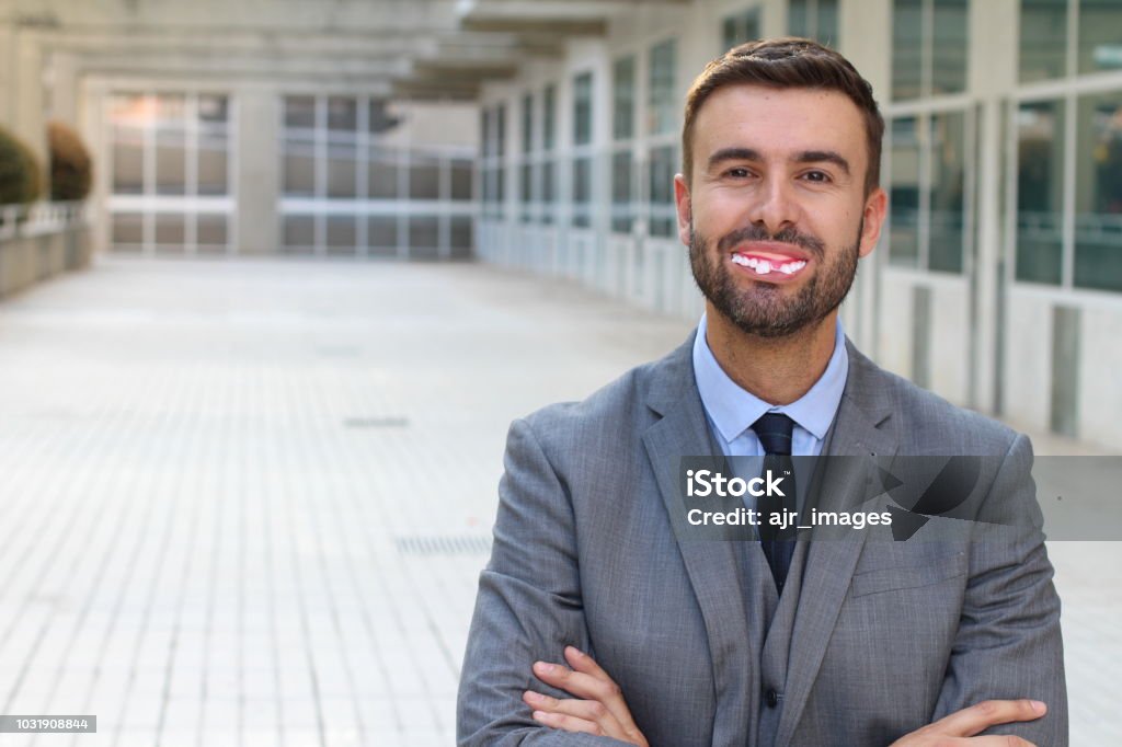 Homme d’affaires avec fausses dentiers souriant - Photo de Laboratoire libre de droits