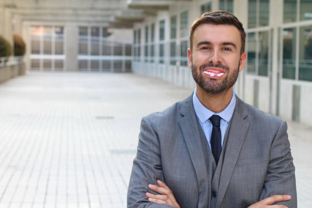 uomo d'affari con protesi finte sorridenti - laboratory dentures dental hygiene human teeth foto e immagini stock