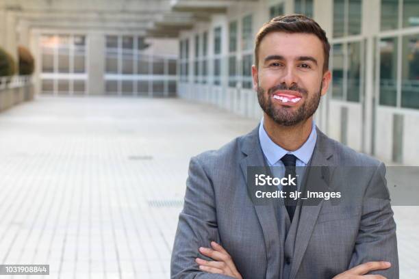 Uomo Daffari Con Protesi Finte Sorridenti - Fotografie stock e altre immagini di Laboratorio - Laboratorio, Uomini, Clinica medica