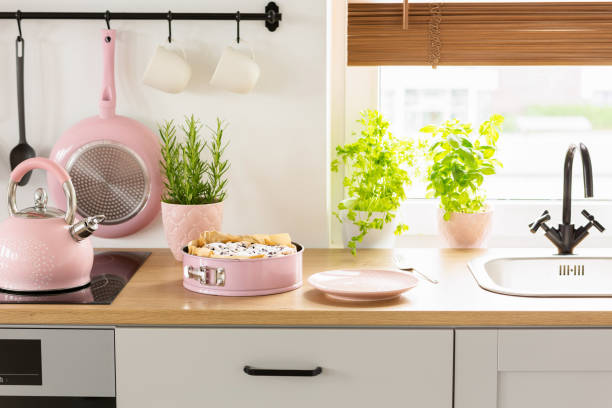 chaleira-de-rosa e bolo na bancada de madeira na cozinha brilhante inte - design studio - fotografias e filmes do acervo
