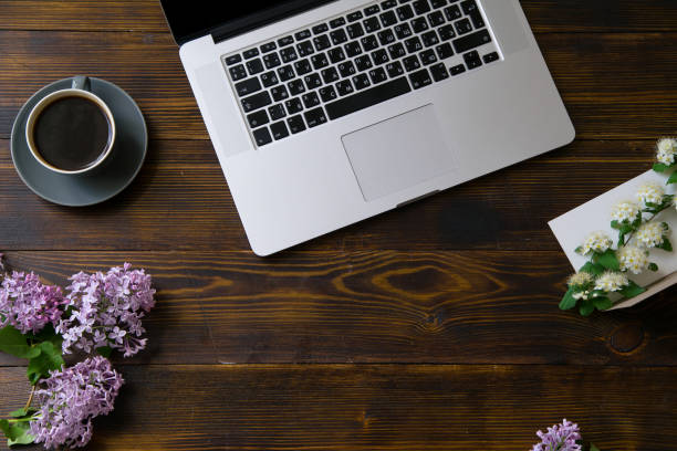 flatlay con laptop y flores sobre mesa de madera vintage ol - beautiful red pink wood fotografías e imágenes de stock