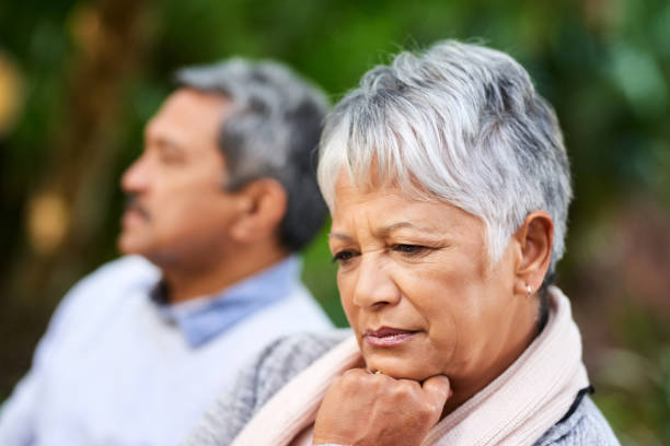 wo haben sie es schief läuft? - couple senior adult sadness emotional stress stock-fotos und bilder