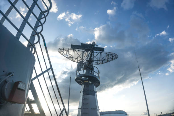 radar sur un navire militaire contre le ciel bleu - sea safety antenna radar photos et images de collection