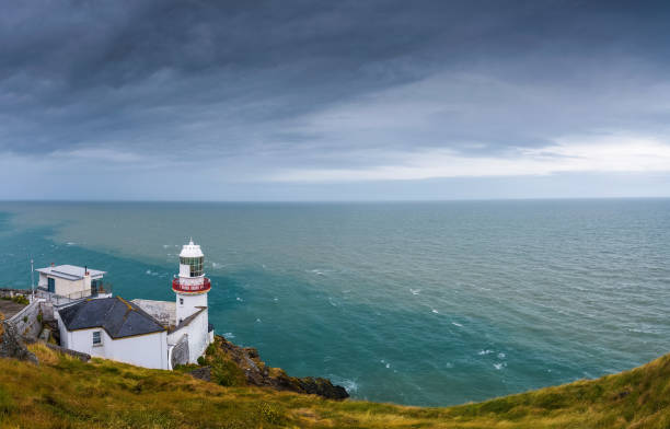 latarnia morska wicklow w: wicklow - lighthouse storm sea panoramic zdjęcia i obrazy z banku zdjęć