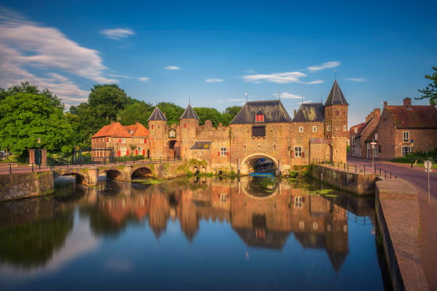 middeleeuwse stadspoort in amersfoort, nederland - utrecht stockfoto's en -beelden