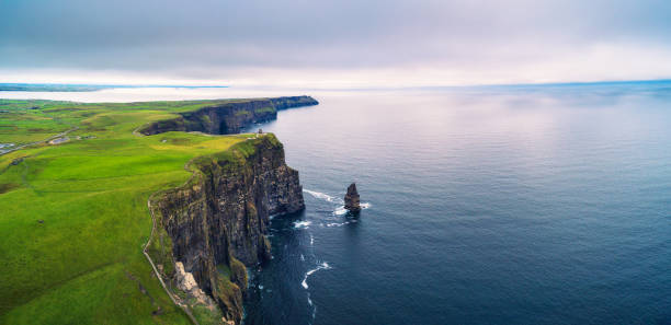 panorama aereo delle pittoresche scogliere di moher in irlanda - republic of ireland cliffs of moher cliff sunset foto e immagini stock