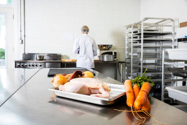 生の鶏肉は業務用厨房内にあるカウンター上を座っています。 - food processing plant poultry chicken raw ストックフォトと画像