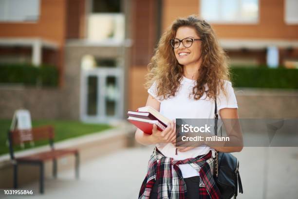 Studentessa Nel Campus - Fotografie stock e altre immagini di Studente - Studente, Università, Città universitaria
