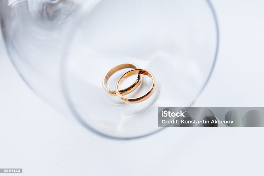 droog nogmaals ergens bij betrokken zijn Gouden Bruiloft Ringen In Transparant Glas Symbool Voor Liefde En  Internationaal Huwelijk Creatieve Foto Met Glas Glittering In Het Zonlicht  Stockfoto en meer beelden van Alcoholisme - iStock