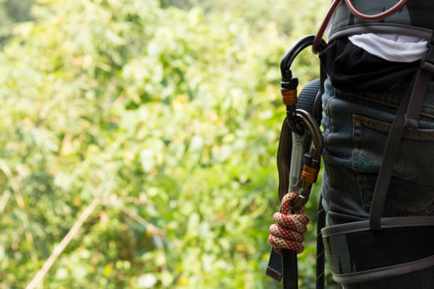 クライミング、たとえていうなら機器ぼかし background.professional 登山用具 - climbing mountain climbing rock climbing women ストックフォトと画像