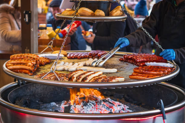 griller les saucisses sur la grille du barbecue à noël marché hivernal, londres - charbroil photos et images de collection