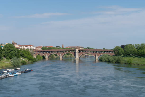 ponte coperto bridge, pavia, lombardy, italy - europe arch bridge stone bridge covered bridge imagens e fotografias de stock