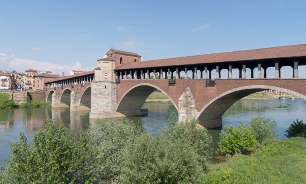 ponte coperto bridge, pavia, lombardy, italy - europe arch bridge stone bridge covered bridge imagens e fotografias de stock