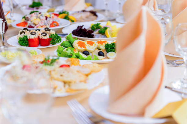 beautifully served table in a restaurant - tablesetting imagens e fotografias de stock