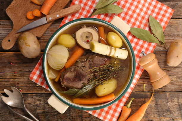 guiso de carne con verduras y caldo, pot au feu - hervido fotografías e imágenes de stock