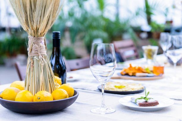 beautifully served table in a restaurant - tablesetting imagens e fotografias de stock