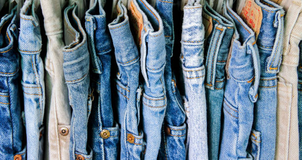 un rack di jeans di seconda mano - denim foto e immagini stock