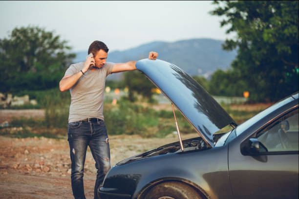 uomo accanto a una macchina rotta - vehicle breakdown car stranded broken foto e immagini stock