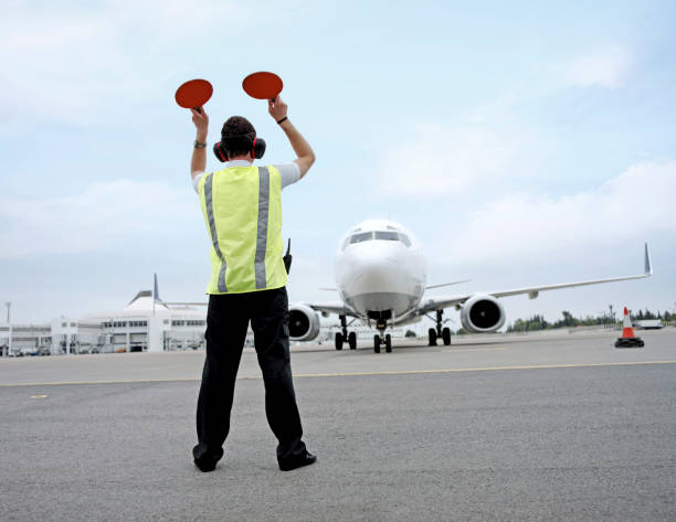 jumbo jet parking - dirigindo imagens e fotografias de stock