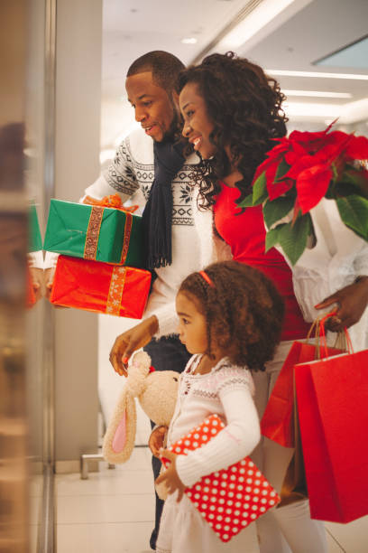 istock Family in Christmas shopping 1032099554