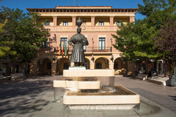 plaza de espana and town hall in fraga, spain - spain plaza de espana europe town square imagens e fotografias de stock