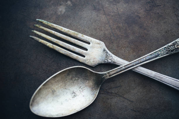 antiquités des ustensiles de cuisine - flatware silverware in a row eating utensil photos et images de collection