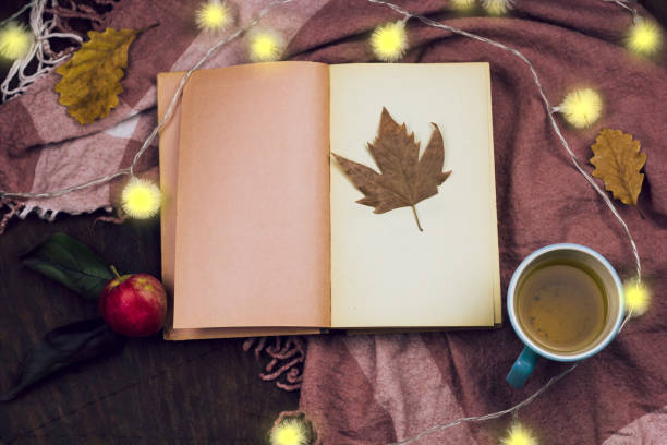 bodegón con libro de manzana, té y vintage de la vista superior - equinoccio de otoño fotografías e imágenes de stock