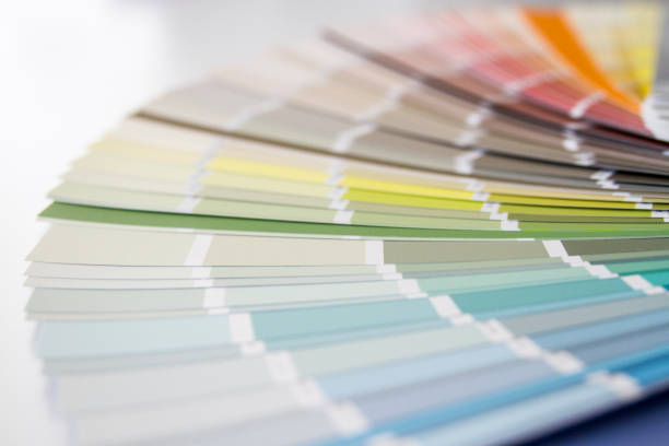 carta de color en la mesa - swatch spectrum multi colored document fotografías e imágenes de stock